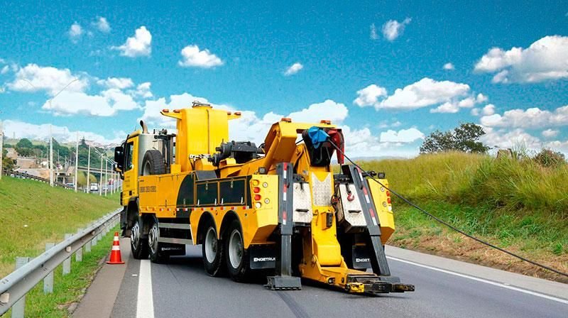 Caminhão guincho pesado atendendo ocorrência na rodovia de acesso a Botucatu